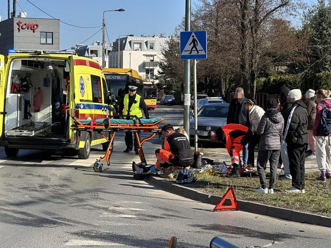 Motocyklista trafił do szpitala. Kierowca mazdy wymusił pierwszeństwo. Koszmarny wypadek w Warszawie