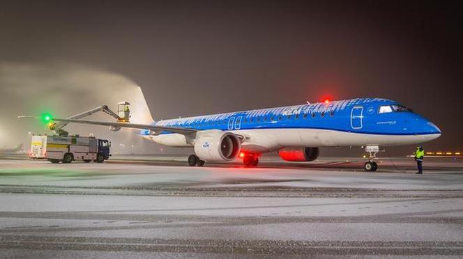 Katowice Airport. Odladzanie samolotów na lotnisku w Pyrzowicach 