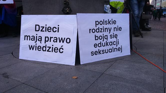 Toruń mówi "TAK dla edukacji seksualnej!". Za nami demonstracja w sercu miasta
