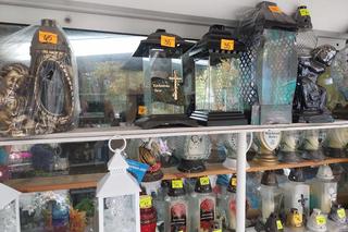 Ceny zniczy w Bydgoszczy. „Najdroższe stoją od zeszłego roku, nikt nie kupuje”