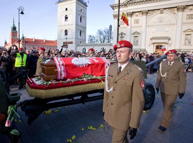 Przewiezienie trumien pary prezydenckiej