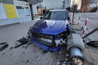 Nie zmieścił się mercedesem na rondzie Lussy w Białymstoku 