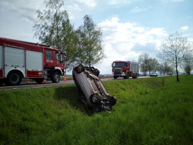 Zjechał na przeciwny pas drogi i dachował. 19-latek w szpitalu