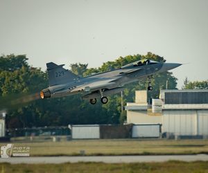 Wzruszający gest pilotów odlatujących z Radomia. Polska flaga na niebie dla „Slaba”