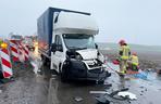 Wypadek na DK 15 w Rożentalu. Bus zderzył się z ciężarówką. Jedna osoba ranna