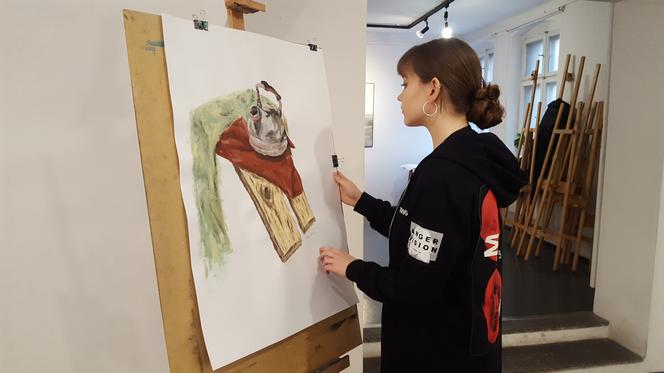 Młode talenty rysują i malują na warsztatach w MBWA w Lesznie