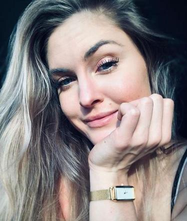Martyna Grajber w łóżku z pucharem