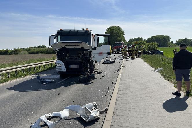 Potworny wypadek w Brwinowie. Czołowe zderzenie ciężarówki z BMW. Lekarze kilkadziesiąt minut walczyli o życie kierowcy