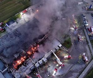  Kawle. Pożar zakładu przetwórstwa drobiowego. 120 strażaków walczy z żywiołem w czwartek, 14 sierpnia. Jeden z nich zaginął [ZDJĘCIA]