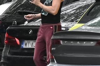 Michał Szpak na siłowni w długich paznokciach