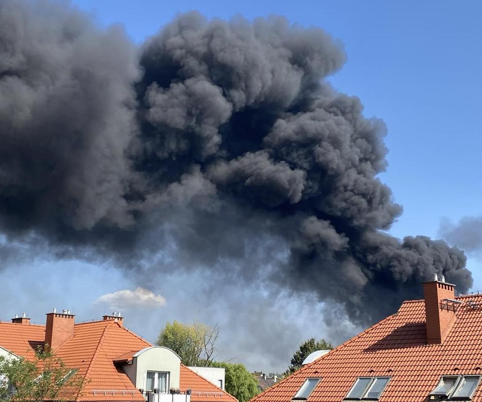 Czarny dym nad Zabrzem. Strażacy walczą z pożarem na Zaborzu