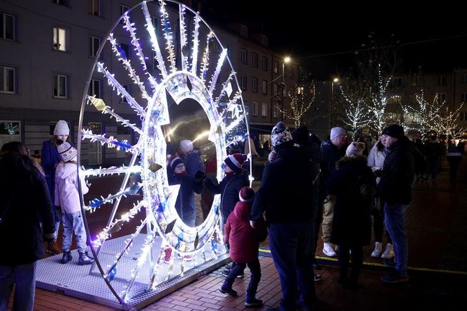 Bytomski rynek świeci się jak choinka. Gwiazda DeLoreana rozświetliła Bytomski Jarmark Świąteczny