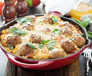 Zapiekany makaron z klopsikami to hit w moim domu. Jest tak dobry, że każdy prosi o dokładkę 