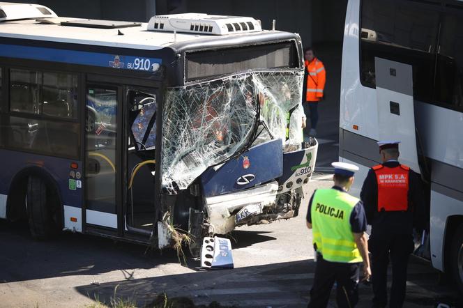 Kierowca autobusu MPK zginął po zderzeniu z innym autobusem