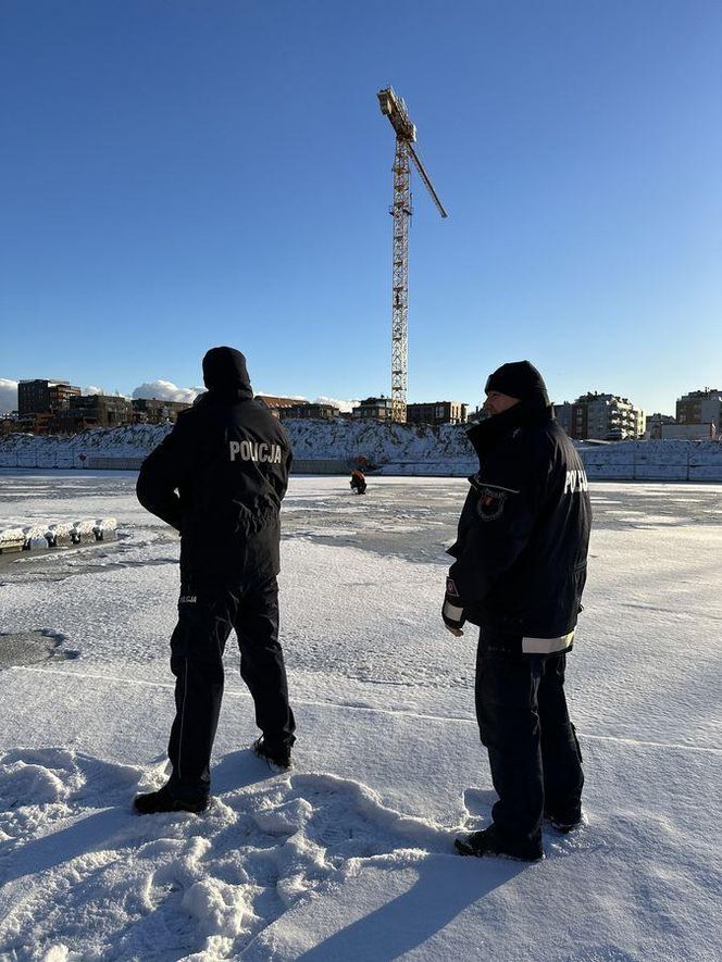 Policjanci ostrzegają przed wchodzeniem na zamarznięte akweny