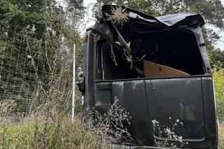 Dramat na drodze. Bus roztrzaskał się o barierki. Są ranni 