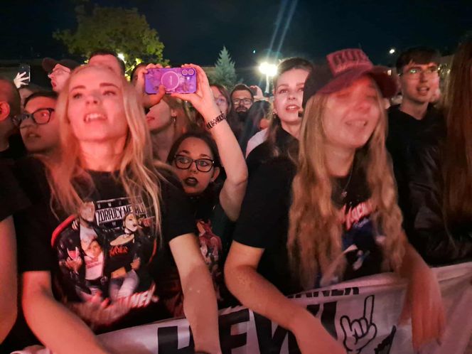 Posadzili drzewa, a następnie dali gorący koncert. Finał akcji zespołu Nocny Kochanek w Skarżysku