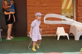 Przeskoczyli mukowiscydozę! Przy Uniwersyteckim Szpitalu Dziecięcym w Lublinie skakanki poszły w ruch. ZDJĘCIA