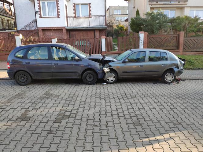 Czołówka z zaparkowanym samochodem. 67-latka spowodowała efekt domina