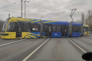 Tramwaj wypadł z szyn. Niebezpiecznie w Toruniu