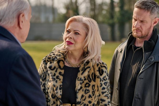 Na Wspólnej odc. 4039. Dana (Beata Zarembianka), Hebel (Tadeusz Huk), Seba (Bartosz Głogowski)