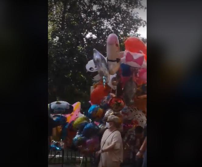 Balon w kształcie penisa na odpuście parafialnym