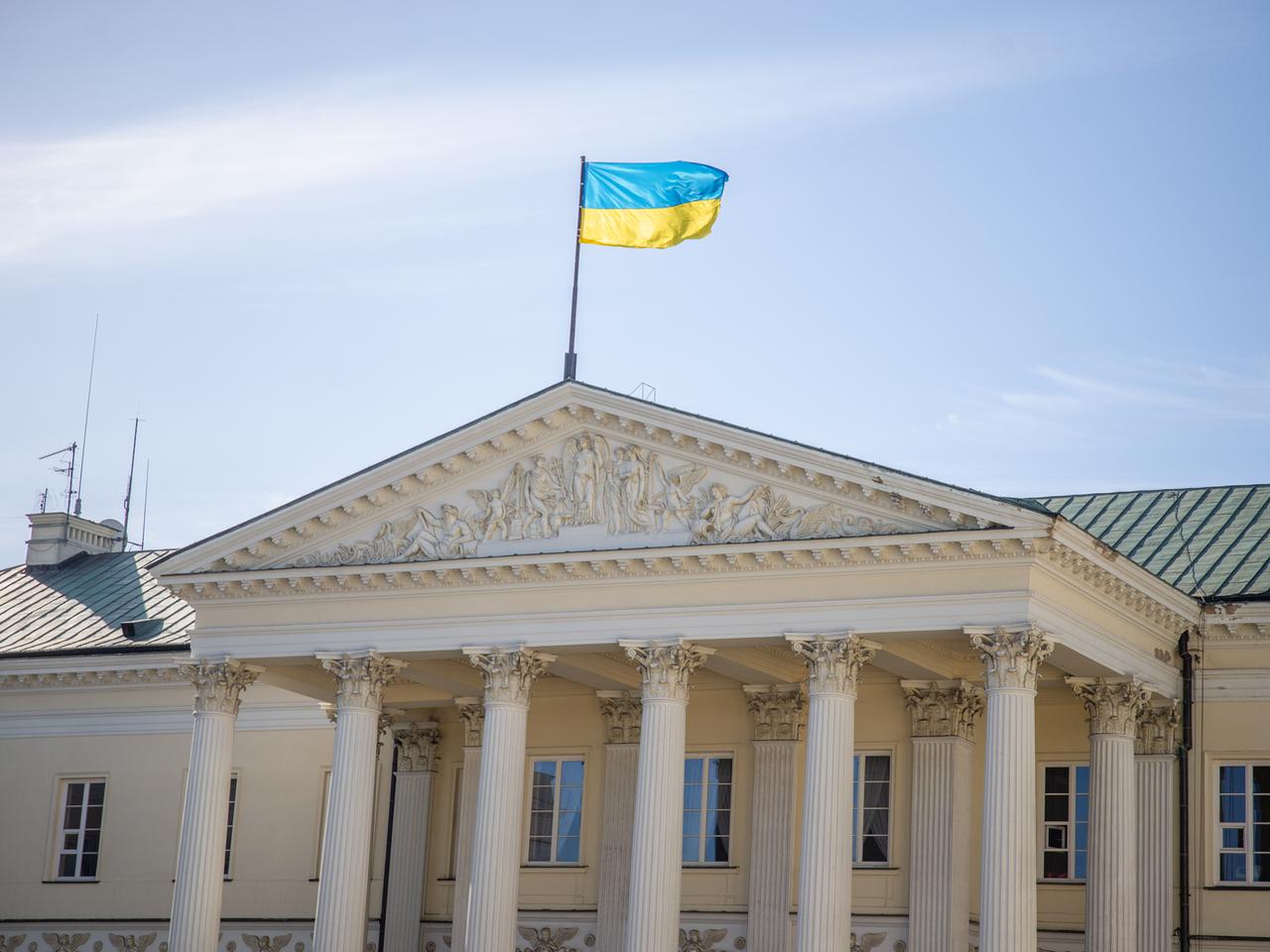 Na maszcie warszawskiego ratusza pojawiła się flaga Ukrainy!