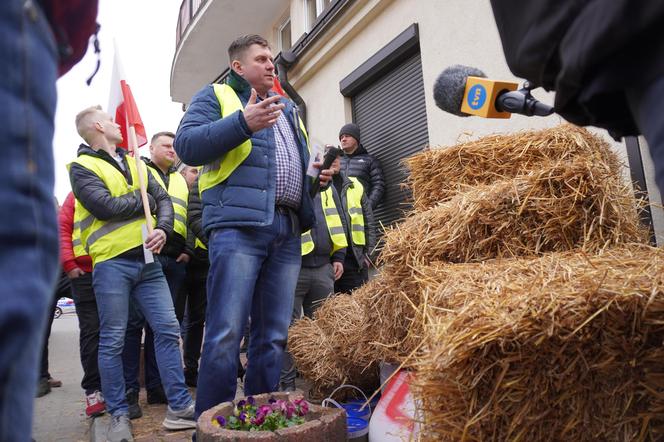 Protest rolników w Białymstoku. Siano i obornik przed biurem marszałka Hołowni