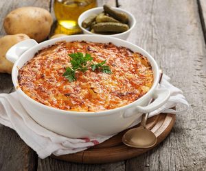 Mieszam mieloną wołowinę ze szpinakiem i przekładam do formy. W 30 minut mam pyszną zapiekankę na obiad 