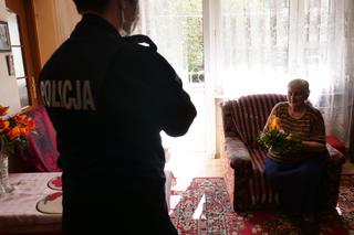 Koronawirus: pamiętajmy o starszych! Policja w Ostródzie pomaga wdowie po kombatancie [ZDJĘCIA]