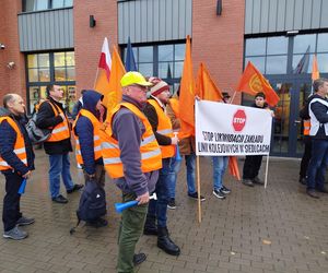 Pracownicy Zakładu Linii Kolejowych pikietowali w Siedlcach! Poparli ich siedleccy radni