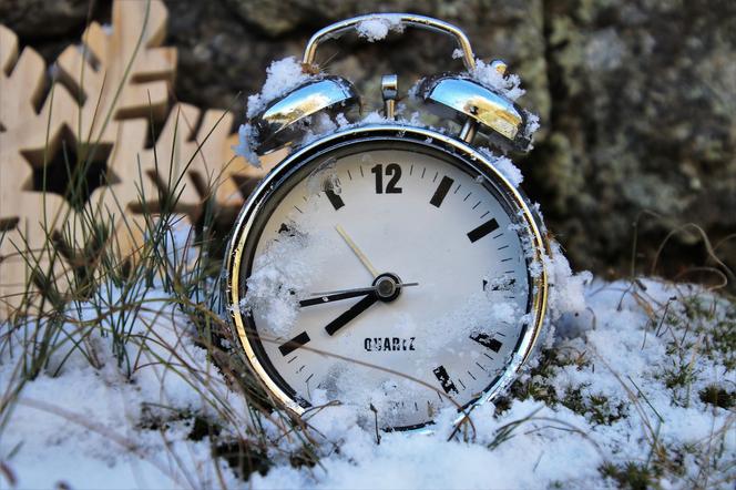 Zmiana czasu na zimowy 2020. Kiedy przestawiamy zegarki?