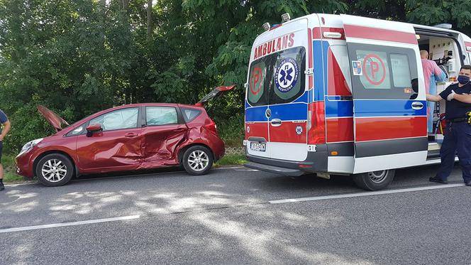 Wypadek dwóch aut osobowych na drodze nr 42 w Wielkiej Wsi. Utrudnienia w ruchu
