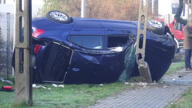 Policjanci dachowali nieznakowanym BMW! Dwóch funkcjonariuszy w szpitalu