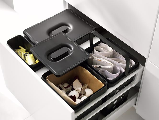 Właściwy układ pojemników na różne odpady w kuchennej szufladzie