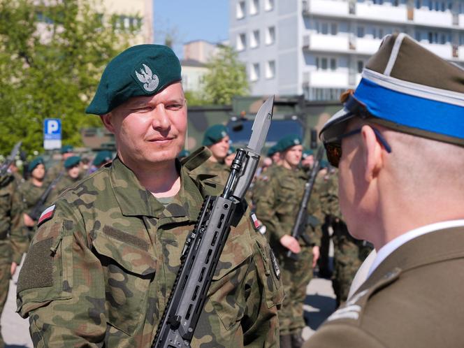 Ponad stu żołnierzy na Placu Solidarności w Olsztynie. Złożyli uroczystą przysięgę [ZDJĘCIA]