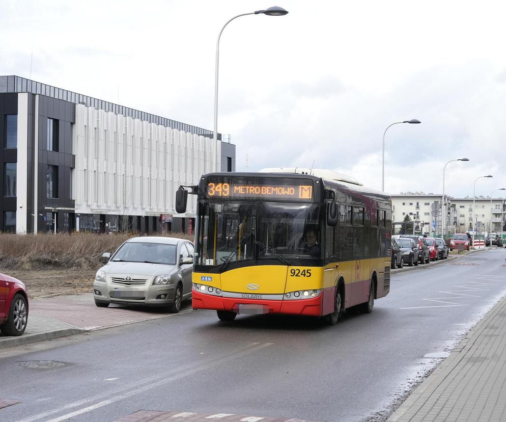 Autobus już może zakręcić. Koniec groteski przed przychodnią na Bemowie