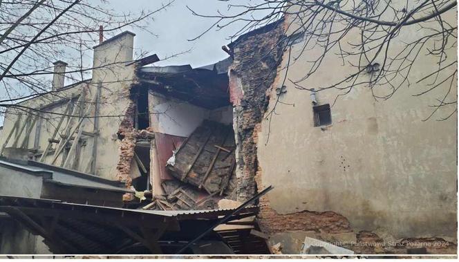 Zawalił się pustostan w Piotrkowie Trybunalskim. Strażacy przeszukali gruzowisko