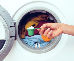 Wsyp do bębna pralki między brudne ubrania, a po praniu będą pięknie pachnieć jak perfumowane. I to bez kropli płynu do płukania. Sposób na pachnące pranie