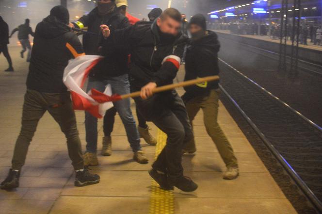 Burdy i zamieszki przy stacji Warszawa Stadion