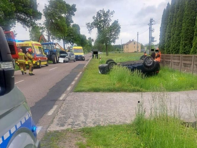 W wyniku wypadku droga wojewódzka nr 698 została całkowicie zablokowana. Policjanci kierują na objazdy