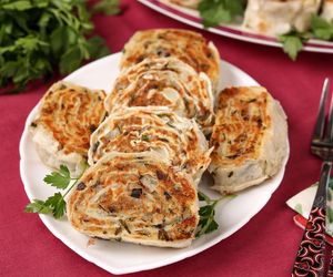 Zwijana przekąska z tortilli – smażone roladki z pieczarkami, które robią furorę na każdej imprezie