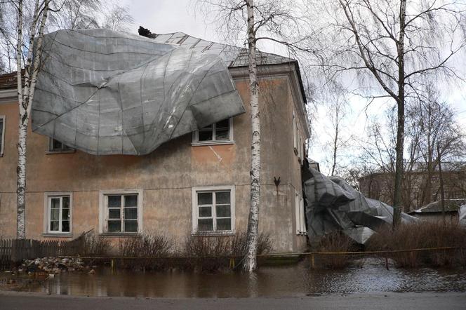 Silny wiatr wichura uszkodzony dom 