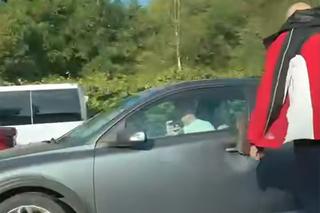 Atak szaleńca na drodze w Katowicach. Wpadł w amok i rozwalał auto stojące w korku WIDEO