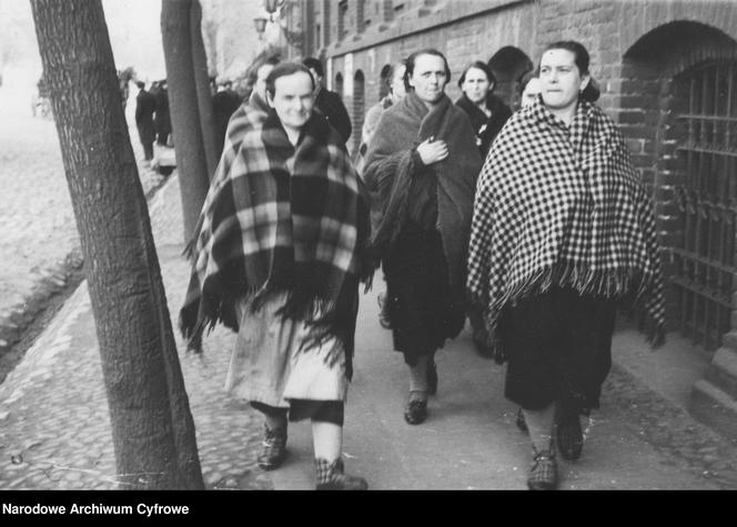 Grupa kobiet w drodze do pracy w fabryce /1918 - 1939