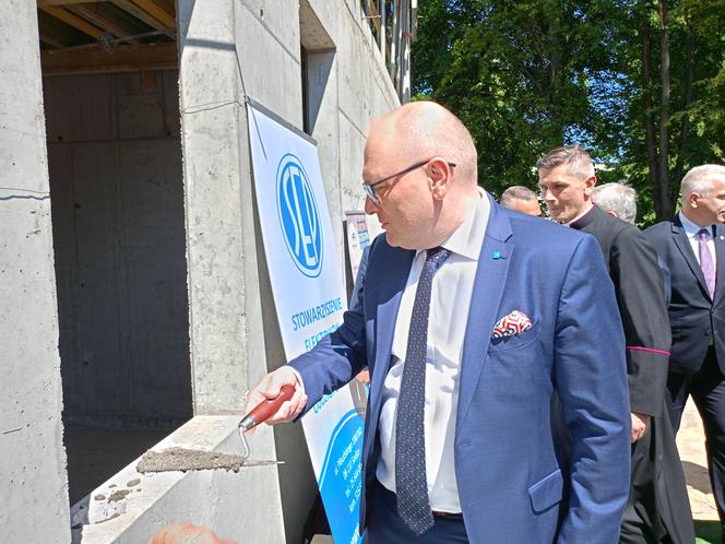 W ścianie budynku powstającego Branżowego Centrum Umiejętności w branży elektroenergetyki zamurowana została także kapsuła czasu