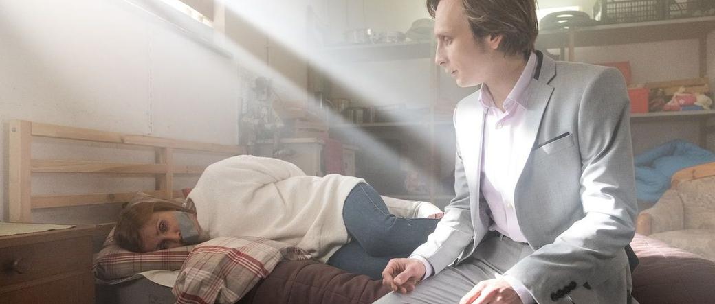 - Wyjmę ci teraz knebel. Jak będziesz miła, to dostaniecie jeść i pić.(…) Ostrzegam, nie lubię krzyków... Będziesz grzeczna?
 - Proszę… Proszę, tylko niech pan nie krzywdzi mojej córki!
Czy Walawskim uda się uciec z rąk psychopaty?