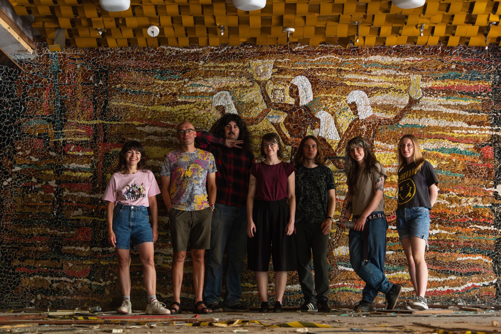 Czyszczenie mozaiki w Kiekrzu z bazgrołów