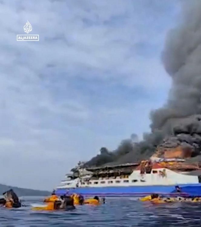 Pożar promu wycieczkowego. Ludzie skakali do wody, wszystko się nagrało! "Pomocy, płoniemy na morzu"