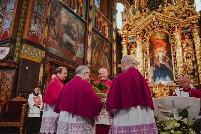 Kanoniczne objęcie diecezji sosnowieckiej przez bp. Artura Ważnego. "Dał się poznać jako odważny"